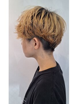 ボンド(hair salon bonD) ゆる巻きパーマ刈り上げスタイル×ハイトーン