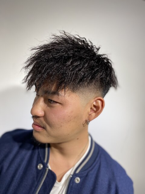 20代男性流行髪型日本橋フェードツイストダウンバングスタイル