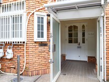 ザ ファースト(the first)の雰囲気（商店街からのレンガ調の建物が目印☆１階にサロンがあります♪）