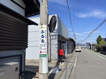 電柱看板とポストの間の路地に入ると右手に店舗ございます。