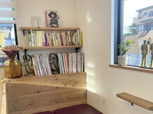 金子美容室の雰囲気（サクッと読み切れる短編小説・漫画・雑誌を用意しております○）