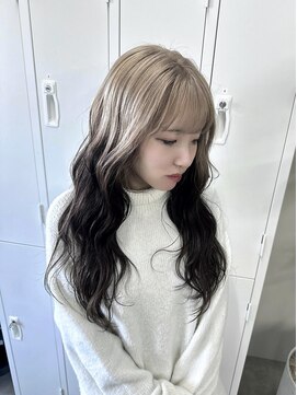 ヌークバイラヴェスト 四日市(neuk by lovest) ホワイトベージュのルーツカラー