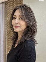 オアシスアヴェダ ザ・ペニンシュラ東京(OASIS AVEDA) 50代ミディアムレイヤー白髪ぼかし透明感ハイライト