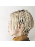 ブロンド、前下がりボブ