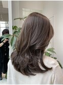 ふんわり動くミディアムレイヤーとオリーブヘア