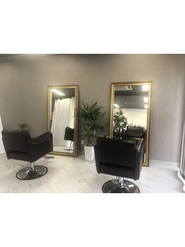 マンツーマン施術で心地よいひとときを。2席のみのプライベートサロンで、あなただけの特別な空間をご提供