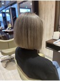 柔らかハイトーンベージュのシンプルボブ