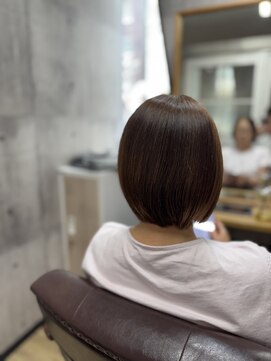 エイジング毛でも自然にまとまる艶ボブ
