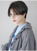 センターパート　前髪長め　黒髪　ショートヘア　耳かけショート