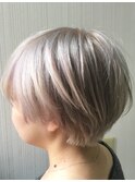 小顔ナチュラルショートブリーチカラーミルクティーグレージュ