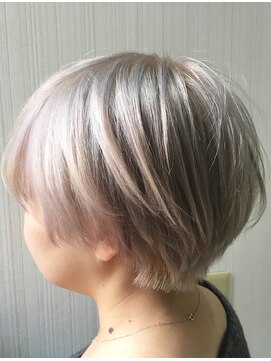 トムキャット(TOM CAT) 小顔ナチュラルショートブリーチカラーミルクティーグレージュ