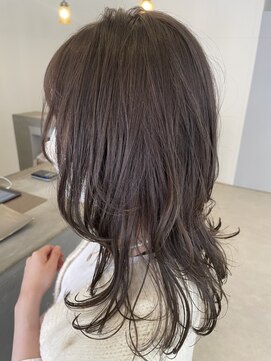 ニナル(Ninal) 『 ミディアムウルフスタイル☆ くすみなしグレージュカラー 』