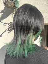 マイノリティー(Minority Produced By TOPHAIR)&nbsp;ウルフカット　インナーカラー　ブラック×エメラルド
