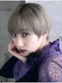 ハイトーンホワイトブロンドのモードコンパクトマッシュショート
