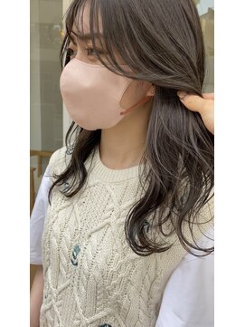 ヘアデザイン ソラ(Sola) 透け感シルバーベージュ×ホワイトシルバーインナーカラー