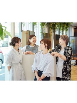 ベテラン女性スタイリストが勢揃い☆女性目線で創る再現性の高いデザインと丁寧なカウンセリングが魅力♪