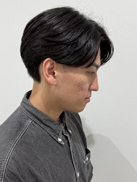 ヒュイル バイ ニアウ(Hwyl by Niau) メンズセンターパートニュアンスパーマスパイラルパーマ刈り上げ