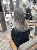 シルバー系バレイヤージュ顔まわりレイヤーカット
