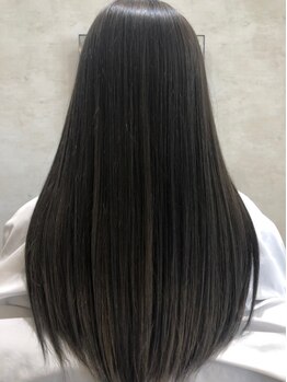 髪のお悩みを解決し、扱いやすい髪へと導きます。ダメージレスで自然なストレートに仕上げます◎