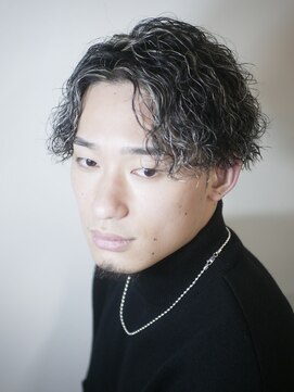 スウェルホワイト(SWELL WHITE) ホワイトメッシュ×縦落ちカールツイスパ　センターパート　香椎