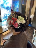 編み込み入りのシニヨンスタイル