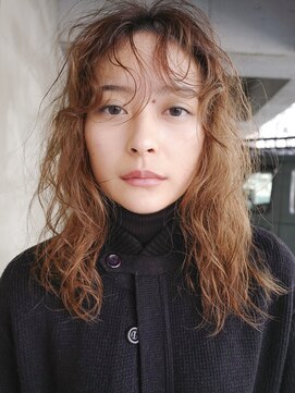 オーオ シカシカ(OOO YY) ドライなスタイリングのニュアンスパーマ/くせ毛風パーマ