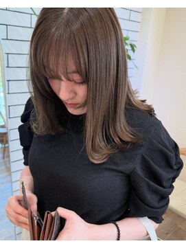 シフト(SHEEFT) 大人可愛い透明感マロンベージュ艶カラーワンカール外ハネミディ