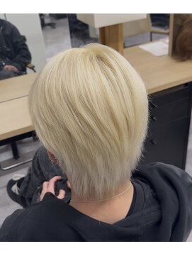 韓国アイドル風　ホワイトブロンド