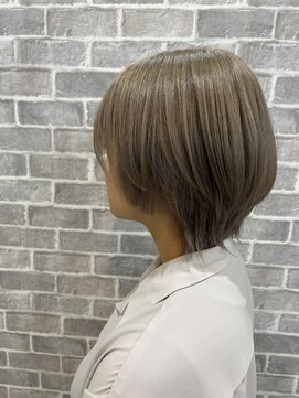 プリュム(PLUME) ショートボブ×ハイトーンカラー