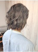 アッシュグレージュのナチュラルなパーマ風ヘア