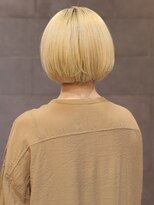 ディスコネクト(DISCO-N-NECT)&nbsp;抜きっぱなしブロンドカラー　丸みボブ　ホワイトブロンド　艶感