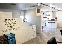 シュパーブ(SUPERBE)の雰囲気（アンティーク感のある白が基調の店内☆）