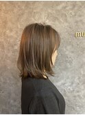 赤みを抑えた柔らかいブラウンベージュ