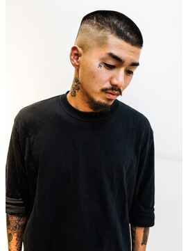 メリケンバーバーショップ コウベ(MERICAN BARBERSHOP KOBE) スキンフェードジャーヘッドGIバズスタイル