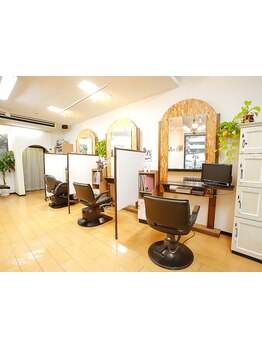 【香里園駅徒歩4分/4席】お客様1人に1人～2人のスタッフが付き、じっくり丁寧にカウンセリングします。