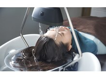 生コラーゲン豊富に配合された炭酸美容のマッサージは頭皮の血行促進させ頭皮保湿と未来の髪を美髪へ