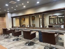 ヘアプレイスソル (HAIR PLACE SoL)の雰囲気（長時間座っていても疲れないチェア、広々空間をとっています。）