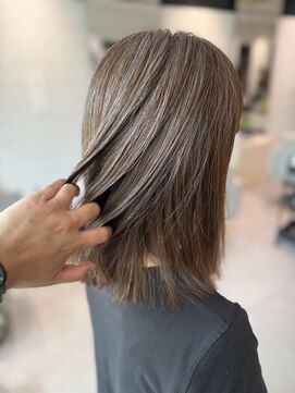 ステアケース 武蔵小杉店(stair:case) 白髪を活かしてハイライトに 明るいくすみベージュ 脱白髪染め