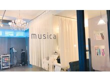 1Fは cafe 　musicaは2Fとなります