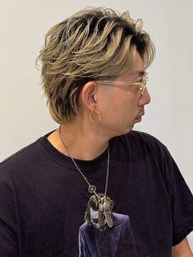 ブリーチ ブロンドカラー センターパート フェザーパーマ 束感