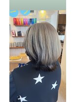 サリュー バイ イザ(Salut by IZA) アンブレラカラー似合わせカットミディアム