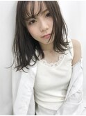 セミウェットな質感とシースルーバングで透明感ミディ