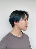 ターコイズカラーのハイブリットショート