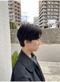 刈り上げ無しセンターパートマッシュショート