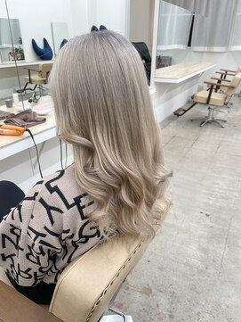 ニュート(Neut ) ホワイトグレージュ/ハイトーンカラー/ケアブリーチ/名古屋