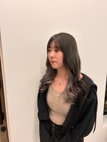 ソレ 森田店(SOLE.)&nbsp;インナーカラーがシルバー表面がブルーブラックの巻き髪スタイル