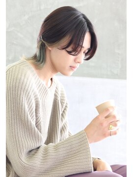 にもう 女将のおすすめ深煎りホットを飲むセンターパートウルフスタイル