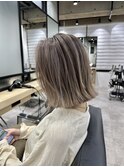 お手入れ楽ちん切りっぱなしボブ_白髪ぼかしハイライトカラー