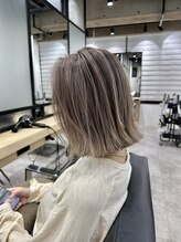フォーク(FOLK) お手入れ楽ちん切りっぱなしボブ_白髪ぼかしハイライトカラー