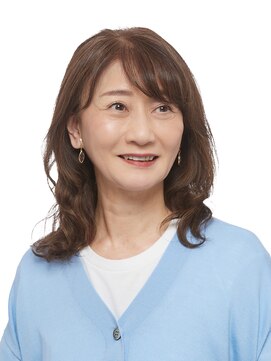 ふんわりパーマで優しく大人なミディアムヘア